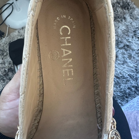 CHANEL Quilted Espadrilles, size 37, cream and black with gold accent - Picture 2 of 9